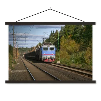 Produktbild von MuchoWow® Textilposter Ein Zug auf einer Eisenbahnstrecke 60x40 cm mit schwarzem Rahmen - Hölzernes