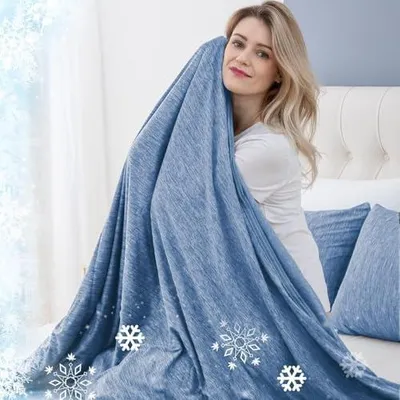 Produktbild von Kühldecke gegen Nachtschweiß Q-Max >0,45 Seidig weiche, atmungsaktive Sommerdecke für Wechseljahre & Hitzewallungen | Leichte, hautfreundliche Wohndecke für Bett, Couch & Reisen,Blau,228 x 274 cm