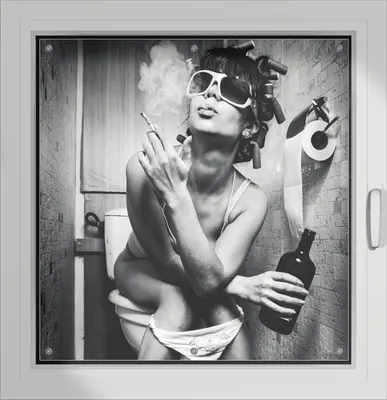 Produktbild von Wallario Lichtschutzbild, Dekorativer Sichtschutz Sonnenschutz 96 x 93 cm mit Motiv: Kloparty - Sexy Frau auf Toilette mit Zigarette und Schnaps - Verdunklung ohne Bohren