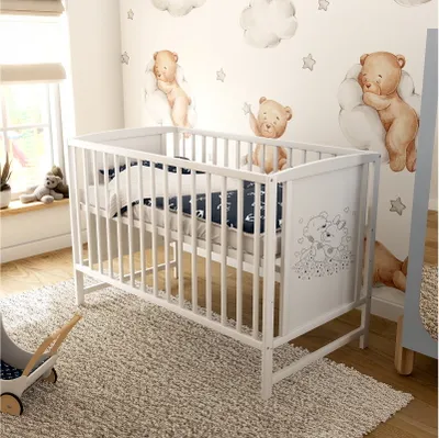 Produktbild von Baby-Delux Babybett Gitterbett Mia 60x120 Weiß mit Bärchen Motiv höhenverstellbar inkl. Matratze
