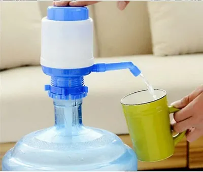 Obrázek produktu pro Univerzální dávkovač vody s pumpičkou pro 5litrové, 8litrové, 10litrové a 2,5litrové lahve a kanystry; nekapající, přizpůsobivý, manuální; vhodný pro kempování, školu, kancelář i domácnost.