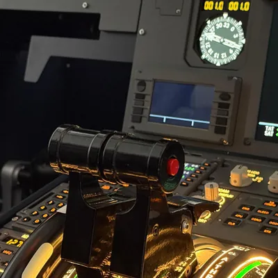 Produktbild von Jochen Schweizer Flugsimulator A320 Langenfeld (60 Min.); Erlebnis verschenken oder selbst erleben; Gutschein gültig für 1 Person Gruppengröße: 1-3 Personen