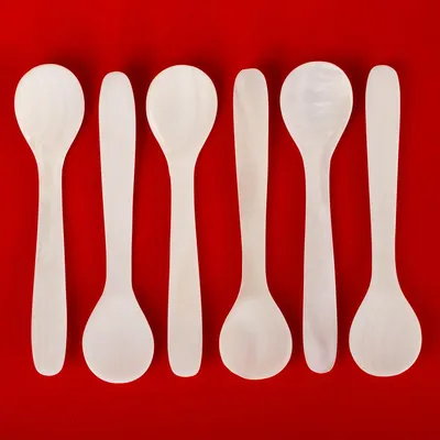 Immagine prodotto di SILBERKANNE: Set di cucchiaini per uova in madreperla, 6 pezzi, confezionato in scatola. Lunghezza: 12,0 cm. Materiale: madreperla