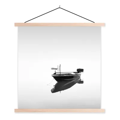 Produktbild von MuchoWow® Textilposter Boot in ruhigem Wasser schwarz und weiß drucken 60x60 cm mit holzfarbenen Rahmen - Wanddekoration