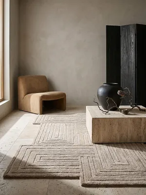 Teppich Natur rechteckig Editorial Interior als Designobjekt drapiert hochwertige Wohnaccessoires_#sku_SAF503119380226-SAF503119380227-SAF503119380228#