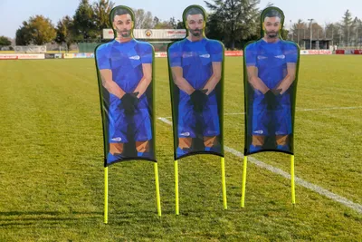 Produktbild von 3er-Set Flexible Schaufensterfiguren aus bedrucktem Polyester - Farbe BLAU - Schaufensterfigur Freistoß Fußball