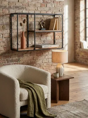Ein Design-Schweberegal als Bühne für eine Keramikvase und Kunstbücher, das eine persönliche und gemütliche Atmosphäre im modernen Wohnzimmer schafft._#sku_SAFWL6.748#