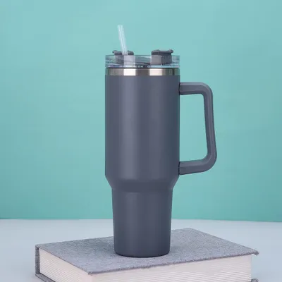 Produktbild von 1,2L Thermobecher aus 304 Edelstahl, auslaufsicherer Isolierbecher mit Griff, Lebensmittelqualität, tragbarer Eiscup mit Strohhalm - Grau