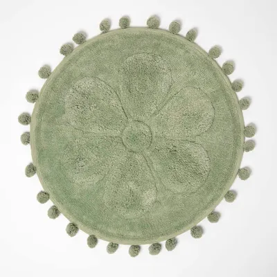 Produktbild von HOMESCAPES Runde Badematte Blume, 60 cm - Badvorleger salbeigrün mit Pompons