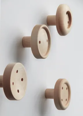 Produktbild von Garderobenhaken aus Holz im Knopf Design, 4er Set