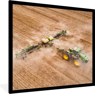 Produktbild von MuchoWow® Gerahmtes Poster Traktor - Feld - Bauernhof - Landwirt - Grün 40x40 cm - Poster mit Schwarzem Bilderrahmen Wandposter Rahmen Foto Bilder - Mit Rahmen - Wanddekoration Schlafzimmer