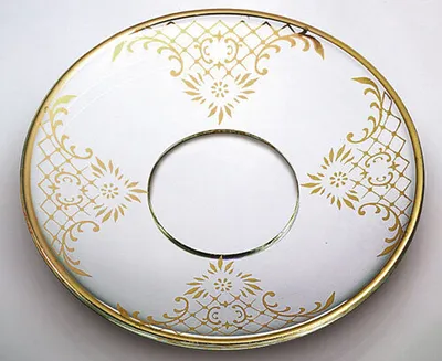 Produktbild von Glas-Kerzenmanschette - Tropfenfänger für Kerzen bis Ø 25 mm. Der Außendurchmesser der Kerzenmanschette beträgt Ø 70 mm. Hergestellt in Handarbeit aus klarem Glas. Das Ornament wird aus 21-karätigem Gold gefertigt. Schützt vor herablaufendem Wachs auf Ihrem gedeckten Tisch.