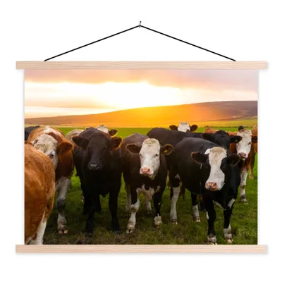 Produktbild von MuchoWow® Textilposter Kühe - Hügel - Sonnenuntergang - Gras - Grün 40x30 cm mit holzfarbenen Rahmen - Bilder