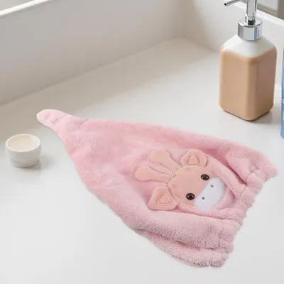 Immagine prodotto di Asciugacapelli rapido di colore rosa, con elevata capacità di assorbimento e asciugatura delicata realizzata in tessuto simile al corallo, ideale per asciugare i capelli a casa in modo delicato