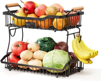 Obrázek produktu pro Černý dvoupatrový košík na ovoce s dřevěnou rukojetí a odnímatelným podstavcem pro skladování ovoce, zeleniny a dalších drobností v kuchyni a na zahradě.
