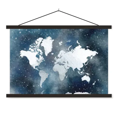 Produktbild von MuchoWow® Textilposter Weltkarte - Sternenhimmel - Aquarell 90x60 cm mit schwarzem Rahmen - Aufhängungssatz