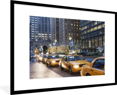 Produktbild von MuchoWow® Gerahmtes Poster New York - Taxi - Nacht 90x60 cm - Poster mit Schwarzem Bilderrahmen Wandposter Rahmen Foto Bilder - Wanddekoration - Fotos