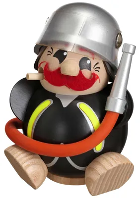 Ein kugelförmiger Räuchermann aus Holz stellt einen Feuerwehrmann in schwarzer feuerfester Schutzkleidung dar der einen silbernen Helm mit Visier trägt und einen orangefarbenen Feuerwehrschlauch hält während er freundlich lächelt