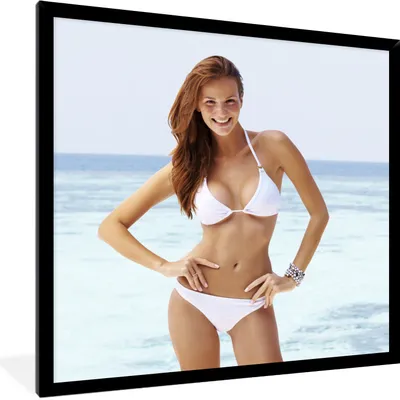 Produktbild von MuchoWow® Gerahmtes Poster Eine junge Frau in einem weißen Bikini posiert für die Kamera 40x40 cm - Poster mit Schwarzem Bilderrahmen Wandposter Rahmen Foto Bilder - Mit Rahmen - Wanddekoration Schlafzimmer
