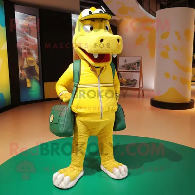 Produktbild von Maskottchen REDBROKOLY kostüm eines gelben Krokodils bekleidet mit Jogginghosen und Handtaschen