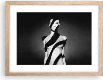Produktbild von Gerahmtes Poster - Rahmen in heller Eiche - Nackt Frau Fotografie - 40x30 cm - Wand Bild - Wanddeko - Wandbilder - Wandposter - Bilderrahmen - Bilder - Kunstdruck - Wandbild - P2NAA40x30-4221