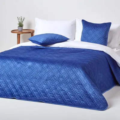 Produktbild von HOMESCAPES Samtweiche Tagesdecke mit Rauten-Muster, marineblau, 200 x 200 cm
