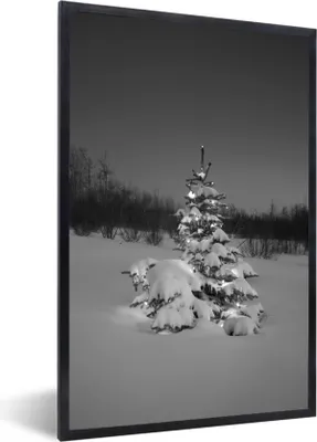 Produktbild von MuchoWow® Gerahmtes Poster Beleuchteter Weihnachtsbaum im Schnee bei Nacht - schwarz und weiß 60x90 cm - Poster mit Schwarzem Bilderrahmen Wandposter Rahmen Foto Bilder - Kunst