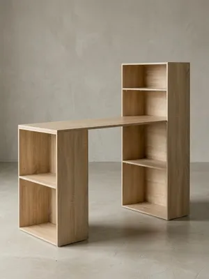 Freigestellter Schreibtisch mit integriertem Seitenregal in Holzoptik. Das 120 cm hohe Möbelstück kombiniert Arbeitsfläche und Stauraum durch offene Fächer in klarem, modernem Design._#sku_SAFWL5.693#