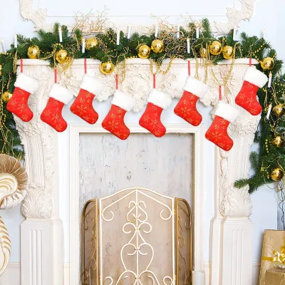 8 Weihnachtsstrümpfe rot-weiß mit Schneeflocken-Stickerei