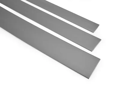 Produktbild von QUEST Abdeckleiste Selbstklebend 40x40mm, 5m, PVC Flachleiste für Innenbereich, Flexibel, Flach, UV-beständig, silber