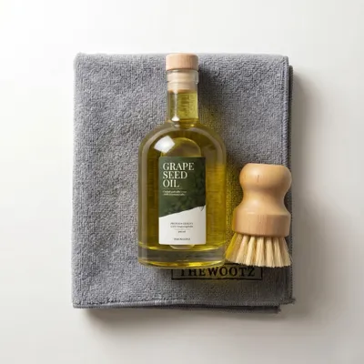 TheWootz onderhoudspakket 500 ml: druivenpitolie, houten borstel en grijze microvezeldoek
