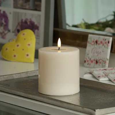 Zdjęcie produktu dla Świeca filarowa LED MIA - prawdziwy wosk - realistyczny płomień 3D - H: 10cm D:10cm - zasilana bateryjnie - kremowa