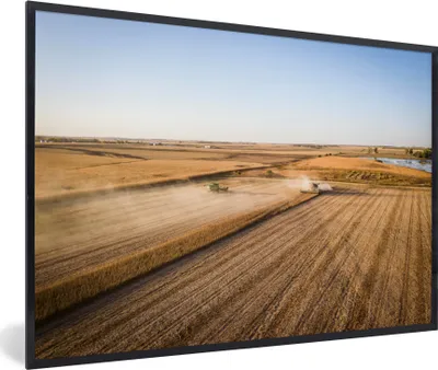 Produktbild von MuchoWow® Gerahmtes Poster Feld - Bauernhof - Traktor - Landwirt - Landleben 60x40 cm - Poster mit Schwarzem Bilderrahmen Wandposter Rahmen Foto Bilder - Printing - Wanddeko Schlafzimmer