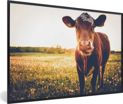 Produktbild von MuchoWow® Gerahmtes Poster Kuh - Sonnenuntergang - Blumen - Gras - Tiere 90x60 cm - Poster mit Schwarzem Bilderrahmen Wandposter Rahmen Foto Bilder - Fotorahmen - Foto-Plakat