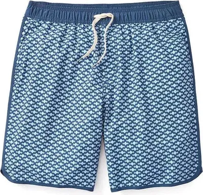 Blaue gemusterte Herren-Badeshorts mit elastischem Bund und weißem Kordelzug, flach ausgelegt