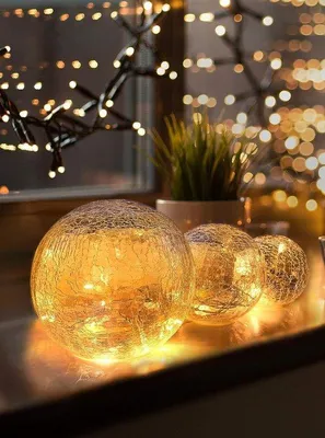 Zdjęcie produktu dla Zestaw 3 dekoracyjnych szklanych kul LED Unyqoos® – o średnicy 10/12/15 cm, zasilanych bateriami, emitujących ciepłe, białe światło, wyposażonych w 24 diod LED, timer 5-godzinny oraz gumowy pierścień chroniący przed zarysowaniami