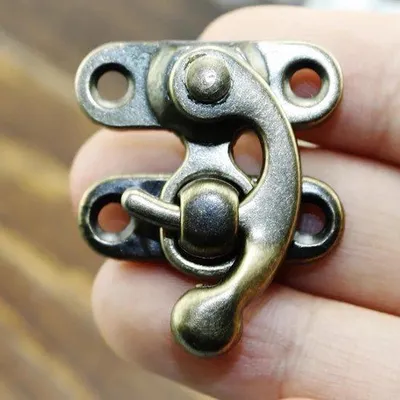 Productafbeelding van Mini scharnierhaakjes - 12 stuks decoratieve metalen haakjes voor sieraden, wijnkisten en koffers, inclusief schroeven en metalen sluiting