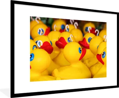 Produktbild von MuchoWow® Gerahmtes Poster Gummi-Enten - Gelb - Haken 90x60 cm - Poster mit Schwarzem Bilderrahmen Wandposter Rahmen Foto Bilder - Wanddekoration - Fotos