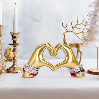 Produktbild von Unyqoos® Moderne Dekoskulptur – goldenes Handherz als Wohnaccessoire, Dekoration für Wohnzimmer, Schlafzimmer & Büro, 9,8 x 3,1 x 6 cm