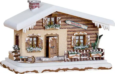 Ein charmantes Miniaturmodell zeigt eine verschneite Skihütte mit Holzverkleidung und dekorativen Details wie einem Schild mit der Aufschrift Skihütte sowie Fenstern und einem Zaun die mit Schnee bedeckt sind