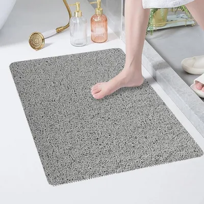 Obrázok produktu pre Protisklzová podložka pod sprchu, 60x80 cm, sivá, vyrobená z PVC s textúrou podobnou ľufu, s odvodňovacími otvormi