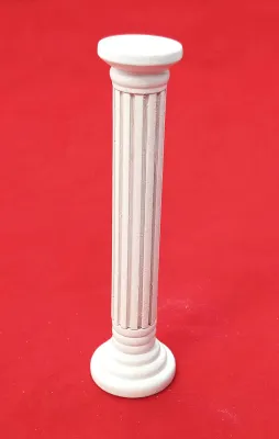 Produktbild von Miniatur Blumenständer aus Holz, weiß lackiert. Für 1:12 Puppenhäuser. 8,8 cm.