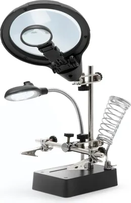 Immagine prodotto di Terza mano – Ausilio per saldatura con lente d'ingrandimento e morsetti a coccodrillo – Supporto per circuiti stampati con 5 LED e supporto per saldatore – Ingrandimento 2,5x, 7,5x, 10x – Alimentazione: 100–240 V CA o USB 5 V o 3 batterie AA – Unità di vendita: 1 pezzo [10103]