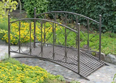 Gartenbrücke DUKONO Teichbrücke aus Metall dunkelbraun lackiert mit geschwungenen Seitenpaneelen in Gesamtansicht.