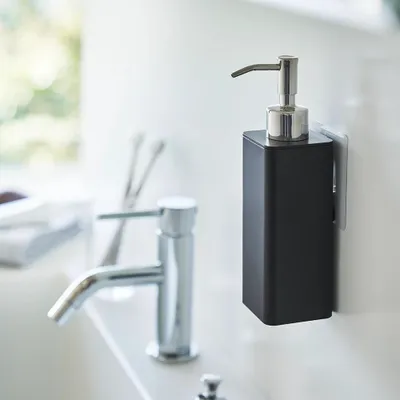 Productafbeelding van Yamazaki zeepdispenser, hangend - Zwart - Ophangen zonder boren | Zelfklevend