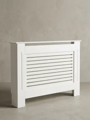 Freigestellte Frontansicht der weißen Heizkörperverkleidung. Die 112 cm breite Heizungsabdeckung besticht durch ihr klassisches Lamellen-Design und die matte Holzlackierung._#sku_BARWL5.745#