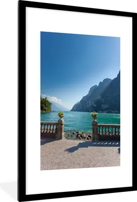 Produktbild von MuchoWow® Gerahmtes Poster Gardasee - Berg - Licht 60x90 cm - Poster mit Schwarzem Bilderrahmen Wandposter Rahmen Foto Bilder - Dekoration - Wandposter Wohnzimmer - Hochwertig