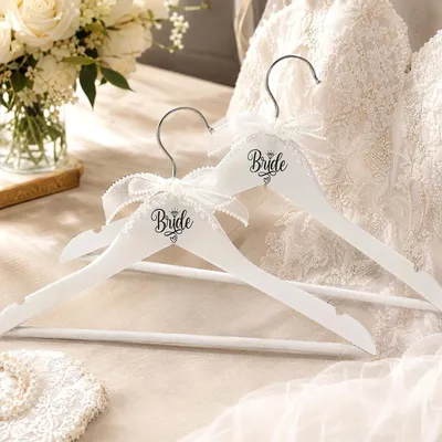 Productafbeelding van Kleerhangers bruiloft hout wit Bride - Set van 2 - Opschrift parels strik