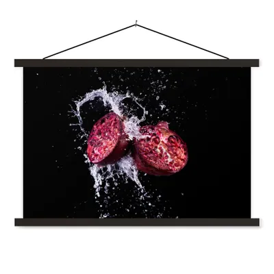 Produktbild von MuchoWow® Textilposter Granatapfel - Frucht - Wasser - Schwarz - Violett 120x80 cm mit schwarzem Rahmen - Wanddeko