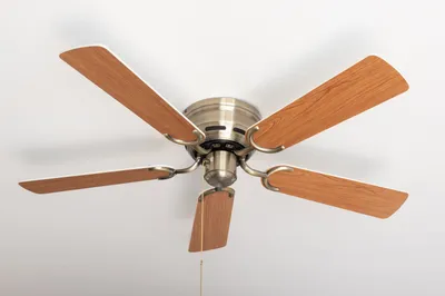 Produktbild von Extra flacher Deckenventilator Pepeo Kisa Deluxe Messing antik Flügel Weiß / Ahorn